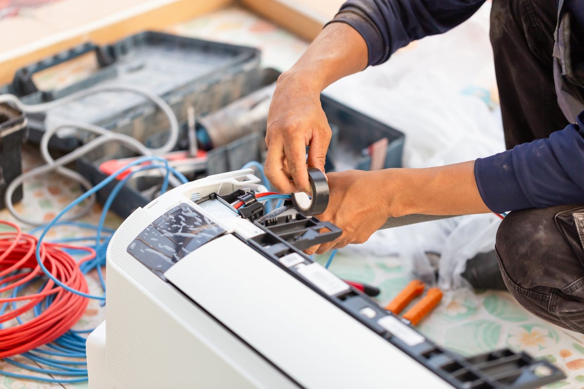 vecteezy_technician-man-installing-an-air-conditioning-in-a-client_23424885